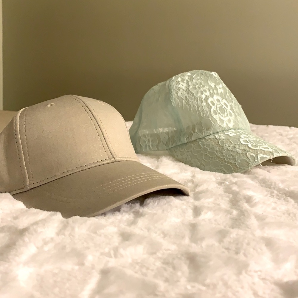 🤍NWOT 2 Super cute Women’s Caps🤍